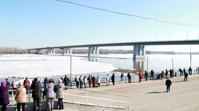 Прогноз на оби на 10. Обь зимой Барнаул. Вид на новый мост Барнаул в ледоход. Мост через Обь Барнаул. Новый мост зима.